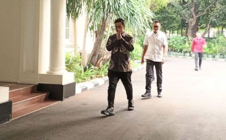 Pakai Sneaker Hitam, Gibran Tiba di Rumah Dinas Wapres Ma'ruf