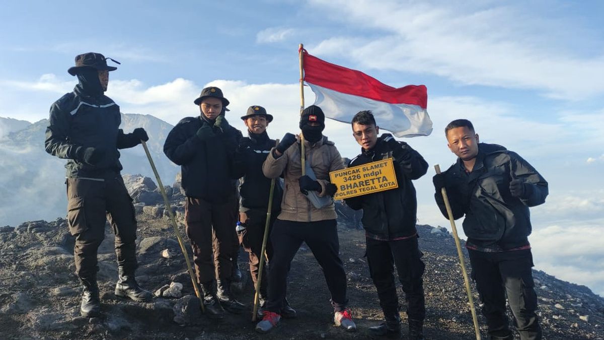 Inauguration Tradition Of 14 Young Tegal City Police Officers, Held At The Peak Of Mount Slamet