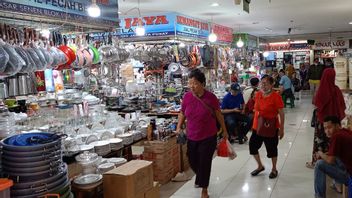 セピ・バイヤーと言ったタナ・アバン・マーケットとは異なり、パサール・セネンでは、訪問者はまだ買い物に熱心です
