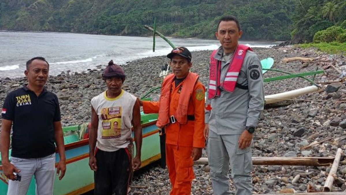 SAR Team Finds Engine Dead Fishing Boat In The Middle Of The Sea Of Siau Tagulandang, North Sulawesi