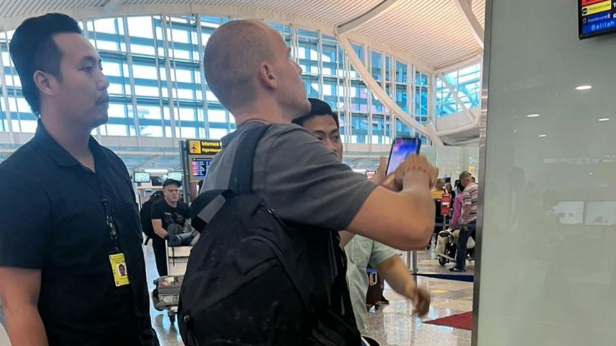 Bule Rusia yang Foto dengan Pose Celana Melorot di Gunung Agung Dideportasi dari Bali