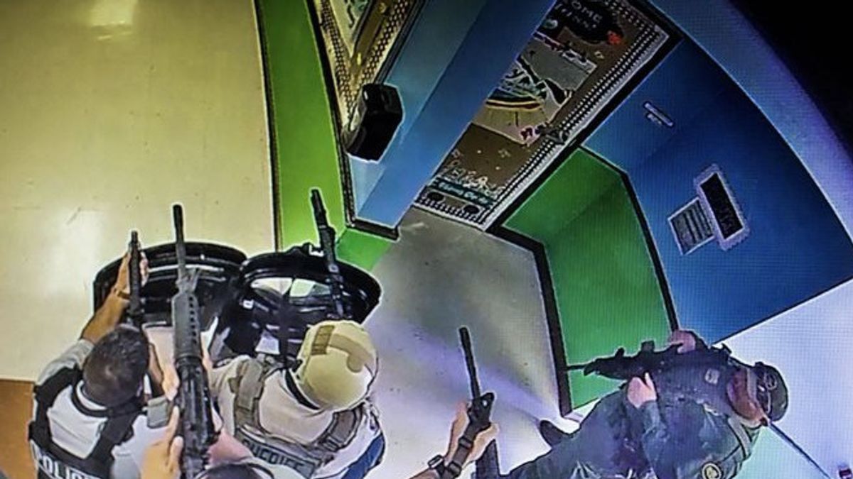 このボディカムビデオは、ウバルデの銃撃に直面して警察がどのように混乱しているかを示しています