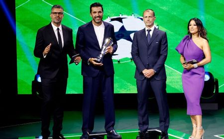 Gianluigi Buffon Terima Penghargaan Khusus dari Presiden UEFA