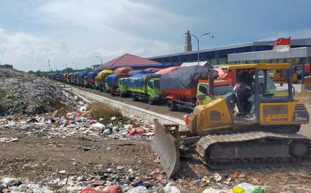 TPA Sidoarjo Tak Mampu Tampung Sampah, Truk Berjejer Antre