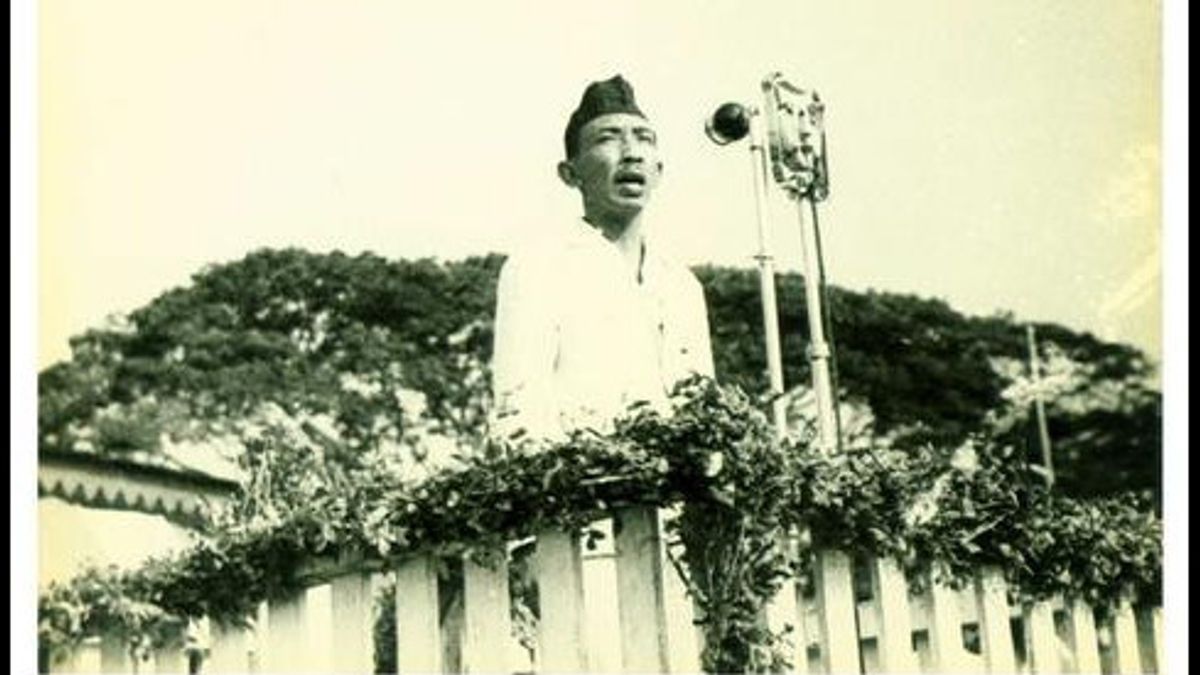 独立の先駆者イワ・クスマスマントリは、1930年6月25日の歴史の中でバンダ・ネイラに亡命しました。
