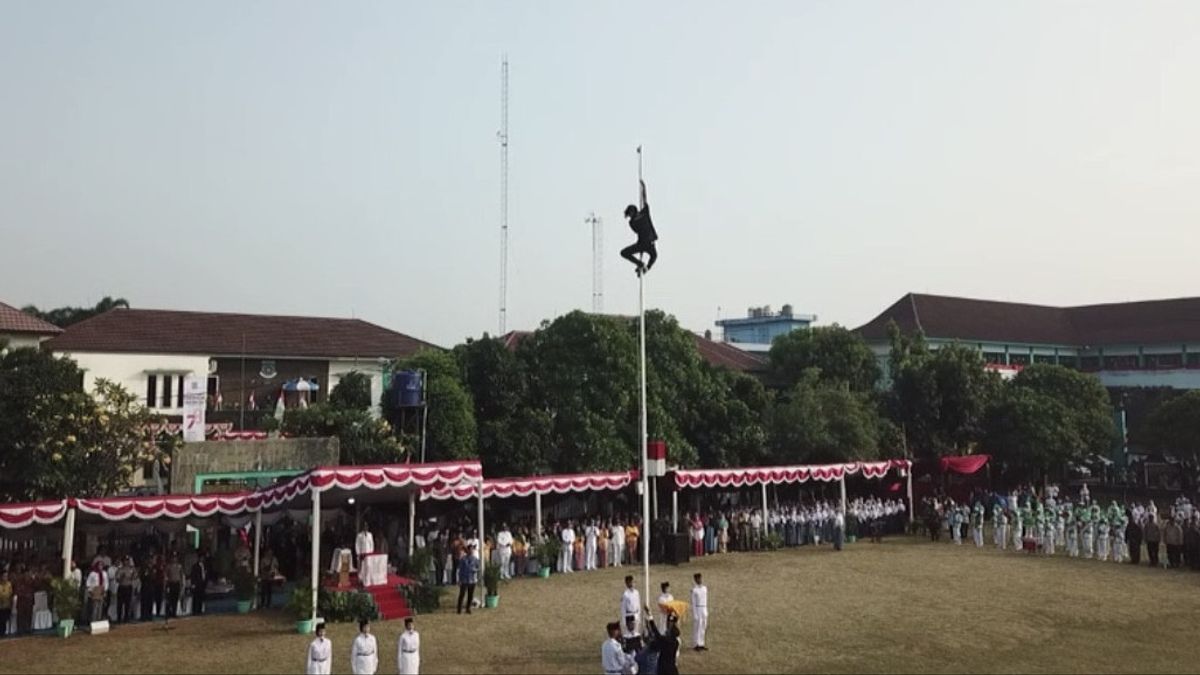 The Action Of The Tangerang Youth Climbing The 50 Meter Pole To Take The Broken Flag Rope