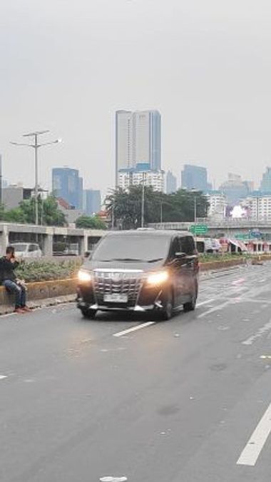 インドネシア国会議事堂前の道路は車で通行可能です