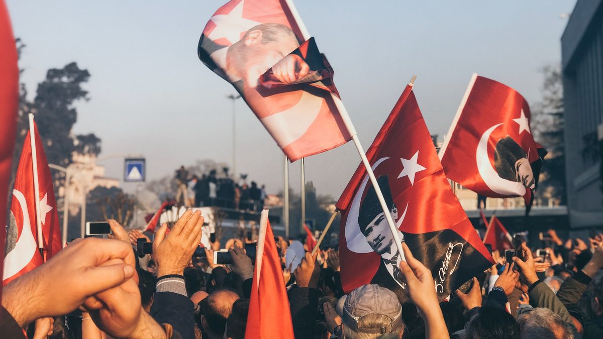ギリシャの過激派がトルコの旗を燃やすことでアヤソフィアの論争