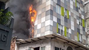 Hotel 101 Urban di Pasar Glodok Terbakar, Petugas Masih Lakukan Pemadaman