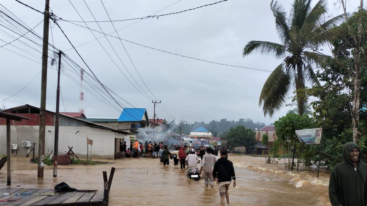 ハルマヘラの洪水は収まっておらず、地区間道路へのアクセスは遮断されています