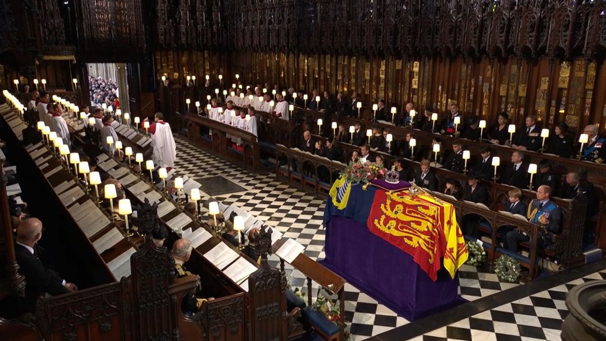 Tongkat Kerajaan dan Mahkota Diserahkan Kepada Dean of Windsor: Alunan Bagpipe Iringi Penurunan Peti Mati Ratu Elizabeth II