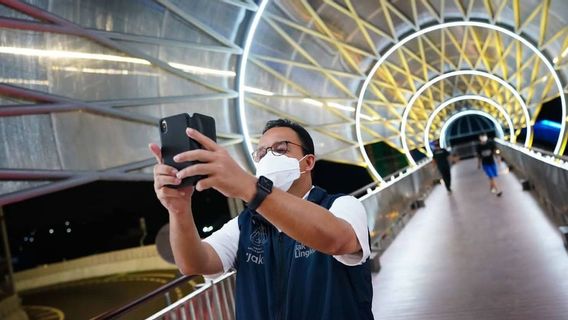 Selfie At The Horseshoe Flyover JPO, Anies: Give A New And Unique Experience