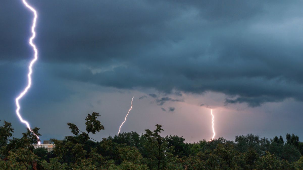 How Lightning Preventers Work In Submerging Lightning Strikes That Lead To Homes