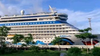 アイーダベルラクルーズ船は、数千人の観光客を運ぶレンバール港に立ち寄ります