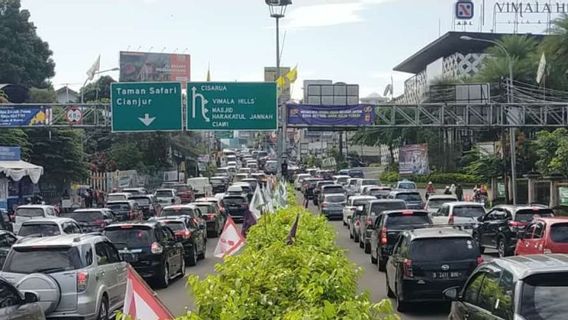 Padat Kendaraan, One Way Diberlakukan di Jalur Puncak