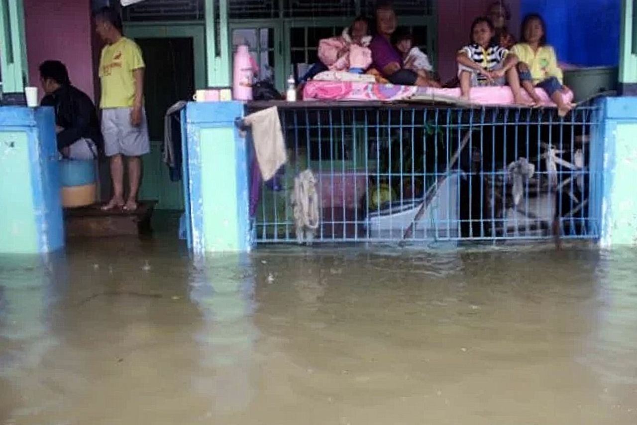 洪水と地滑りがクロンプロゴの7つの地区を襲い、5人が避難