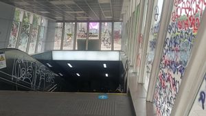 Pintu Masuk MRT Istora Mandiri Jadi Sasaran Massa, Kaca Pecah hingga Ada Coretan 'ACAB'