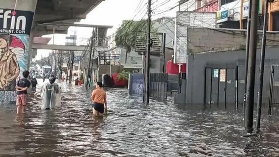 Bloqué Jusqu’à 1 Kilomètre à Sesko AL Ciledug, En Raison De Flaques Atteignant 40 Centimètres