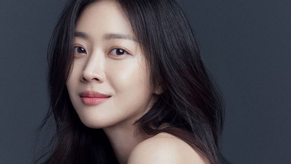 Held Closed, Jo Bo Ah Denies Getting Married Because He Was Pregnant First!