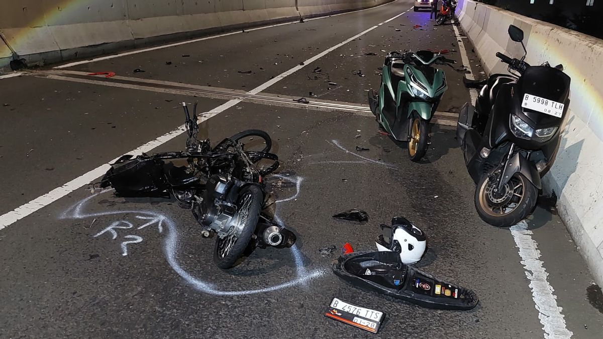 JLNT Casblanca的Fortuner在JLNT Casblanca的Fortuner 撞死的摩托车手,同时抵御流量,以避免警察突袭