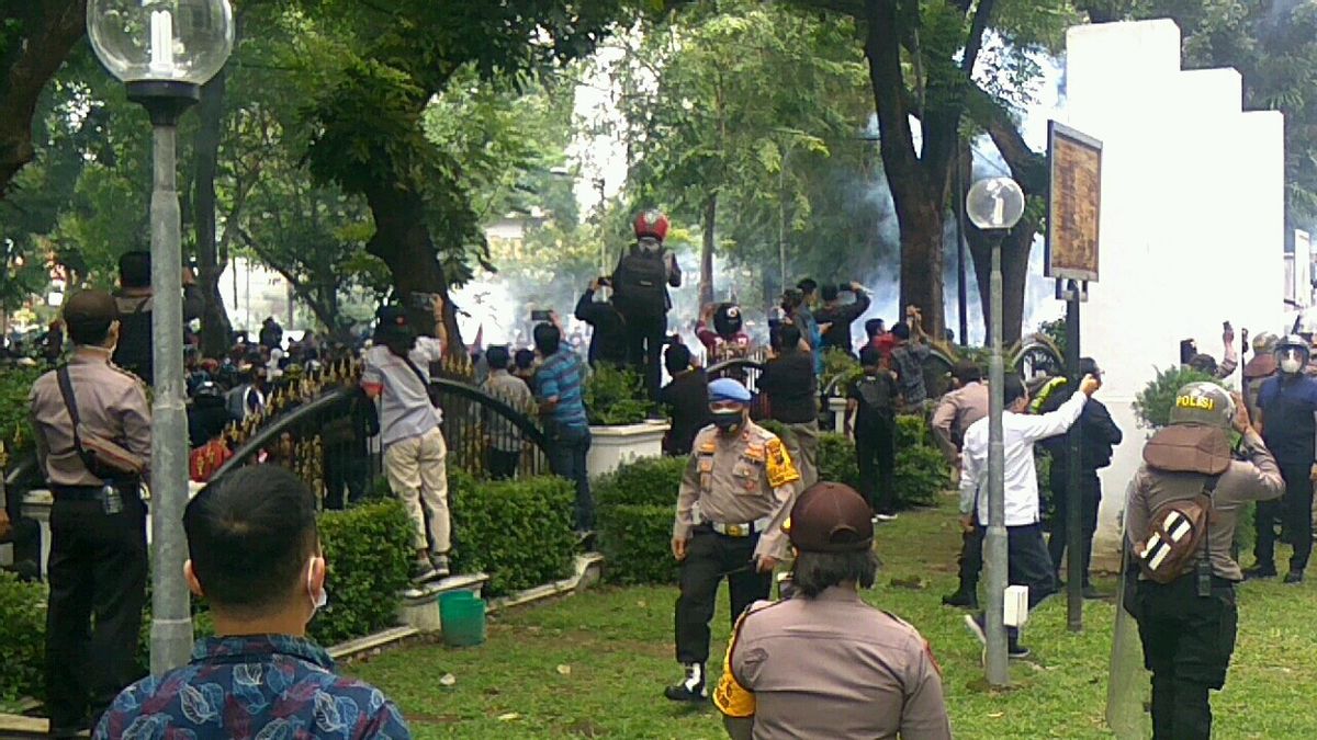 警察逮捕棉兰DPRD保安人员乱扔石头从建筑物的顶部