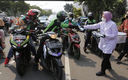 Mensos Risma Bagi-bagi Masker di Matraman, Saat Jumpa Pemulung Janjikan Pekerjaan