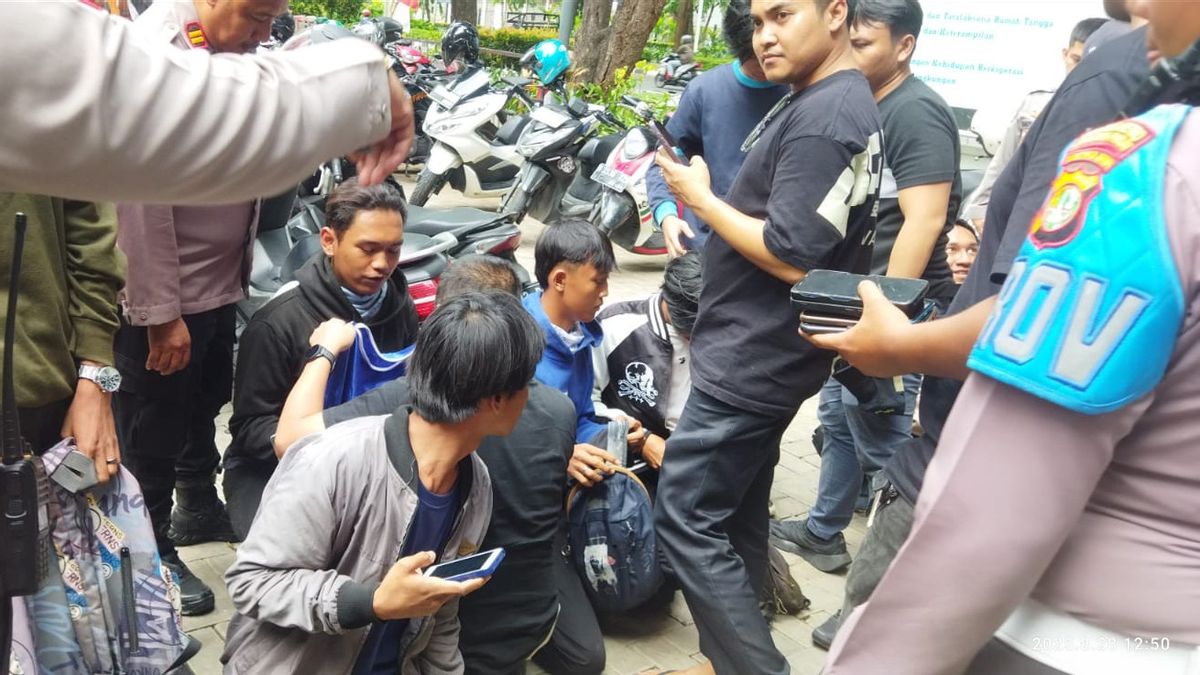 Hendak Gabung Demo Buruh di Gedung DPR, 10 Pelajar Diringkus Polisi di Kawasan Senayan