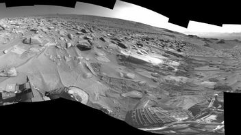 美国宇航局的好奇之火火星探测器在抵达夏普山之前,在火星上取得了尖锐的斑点。