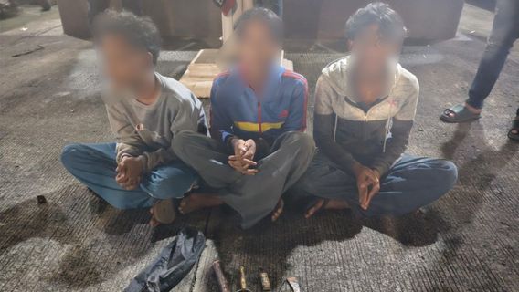 يبحث Pengamen Cilik عن رزقي في وسط التهديد ، ويخفي Celurit وراء Sarung Ondel-ondel