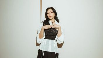Bernuansa Animasi Retro, Isyana Sarasvati Perkenalkan Video Lirik <i>Game of Love</i>
