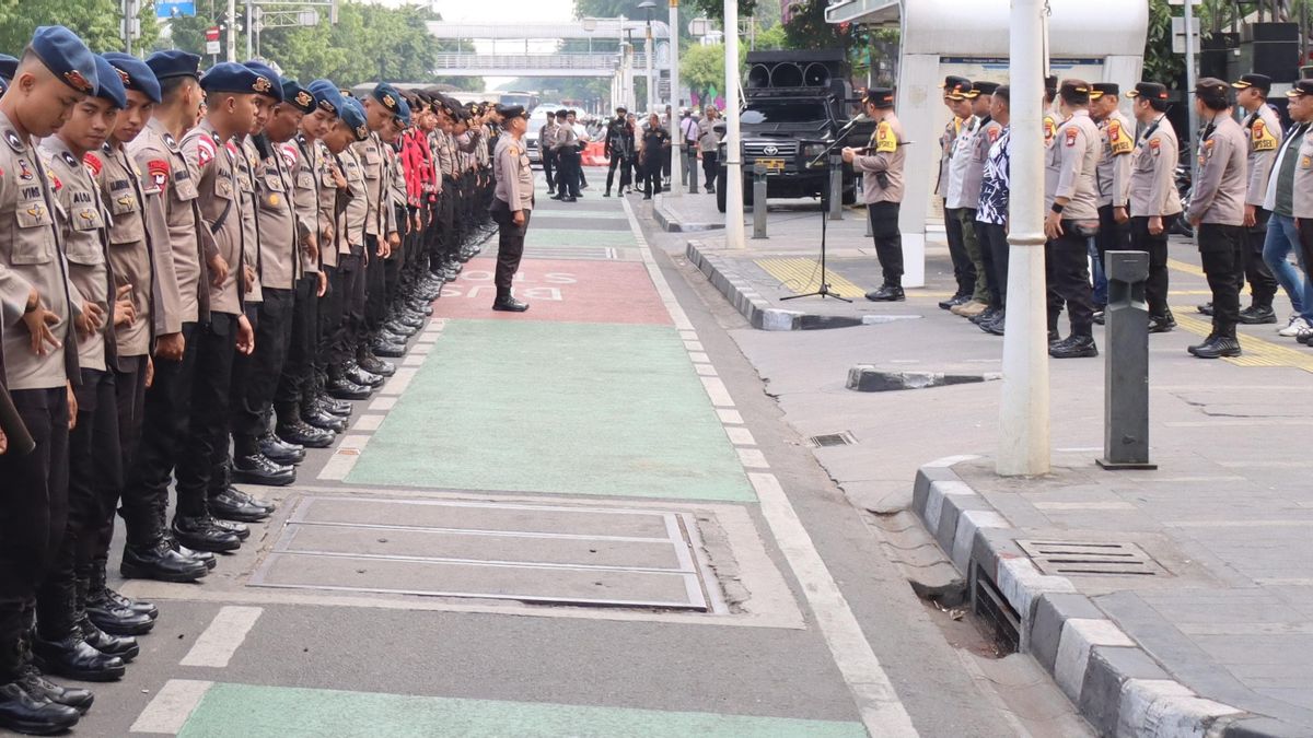 Jalan Salemba Raya Is Strictly Guarded By Thousands Of Joint Personnel During Registration For The Jakarta Cagub Paslon At KPUD