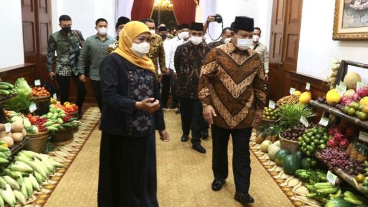 Governor Khofifah Peeled Pineapple PK-1 And Specially Given To Prabowo Subianto