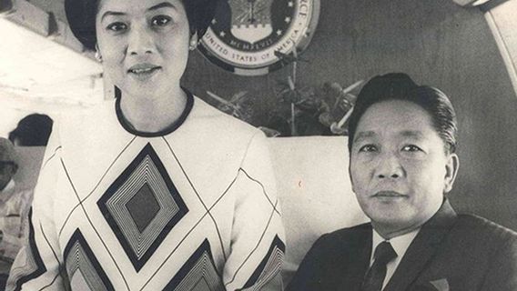 イメルダ・マルコスが1991年11月4日の記念日でフィリピンに戻る