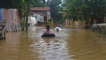 洪水淹没了佩坎巴鲁的1 108所房屋，1 066户家庭首领逃离