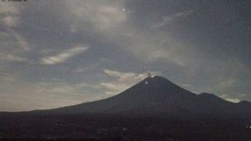 噴火高700メートルのスメル山