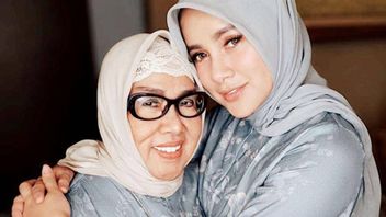 Olla Ramlan Pingsan When She Received News Of Her Mother's Death