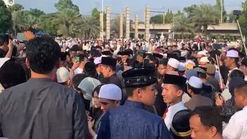 Salat Iduladha di Masjid Agung Al-Azhar, Warga Kerumuni Anies Baswedan