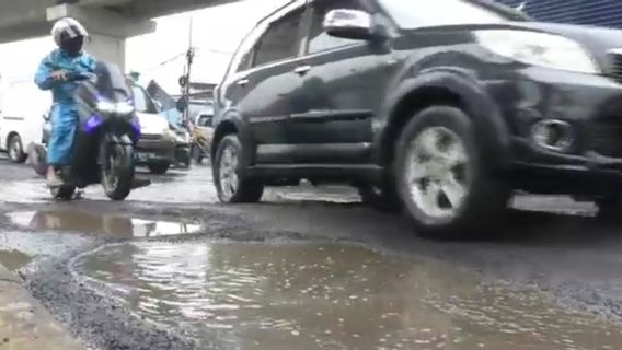 Banyak Jalan Rusak dan Berlubang Akibat Hujan di Kawasan Cakung