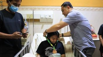 Walkot Surabaya Jenguk Atlet Tarung Bebas Yulia Hardianti Putri yang Dirawat di Jember karena Cidera Bahu