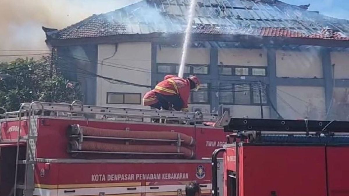 Incendie de Gedung GDLN Unud, 7 véhicules de pompiers déployés