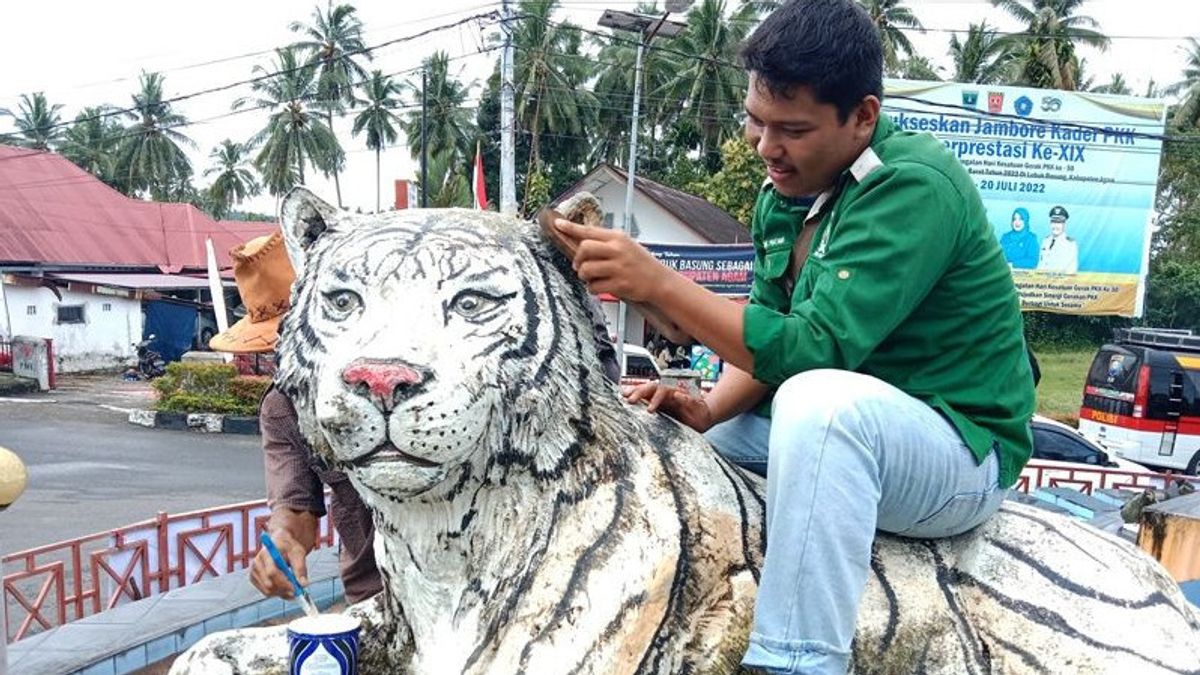 World Tiger Day 2022, Action To Repaint Sumatran Tiger Statue Held In West Sumatra