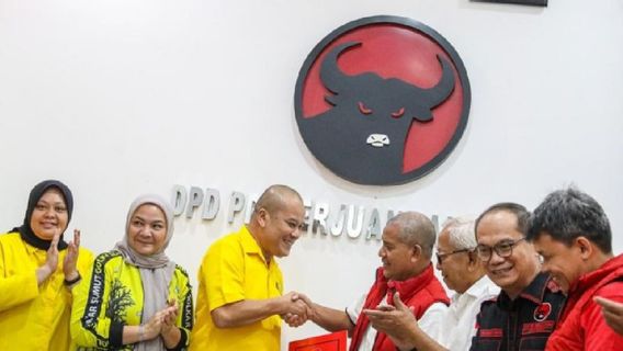 Bang Ijeck 전 북수마트라 부총재가 주지사 선거 등록 양식을 PDIP에 가져갔습니다.