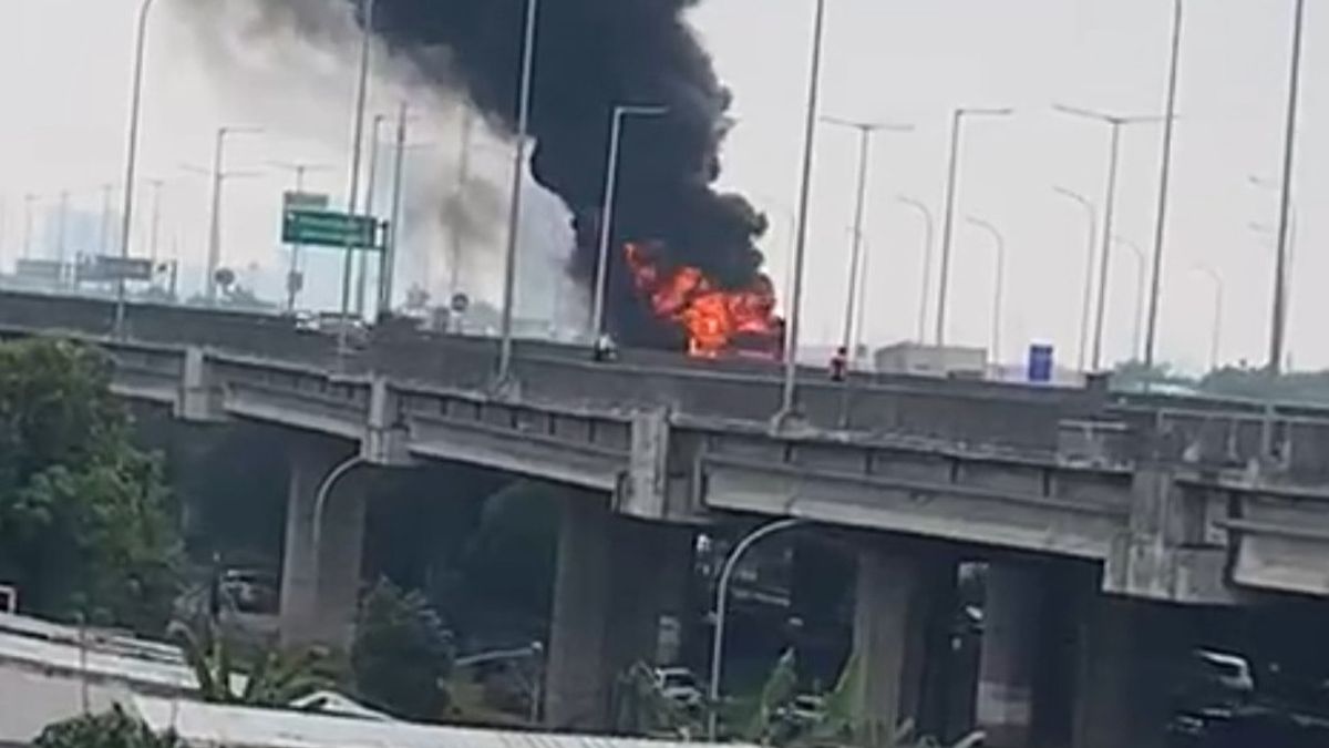 Ban brisé, bus incendié sur la route à péage de la ville de Tanjung Priok, des dizaines de passagers dispersés