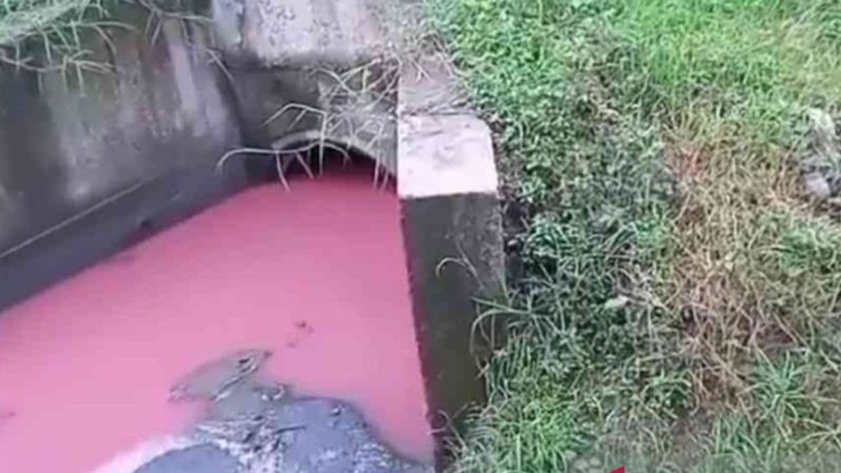 ジャカルタ・シカンペック有料道路の「ピンク」廃棄物、ベカシ州政府が加害者を追跡するためにサンプルをテスト