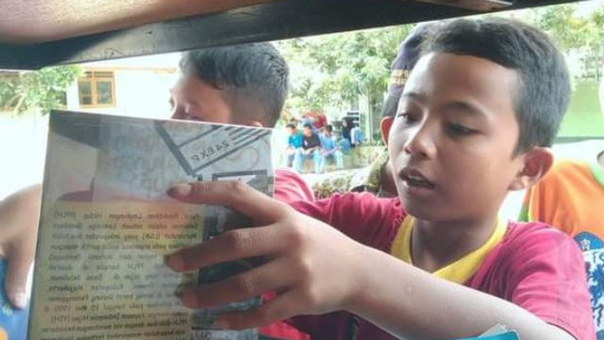 支持识字阅读儿童，西邦加巴别塔准备移动图书馆