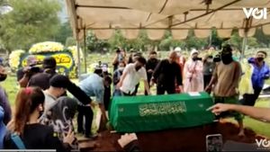 VIDEO: Jasad Oddie Agam Dikebumikan