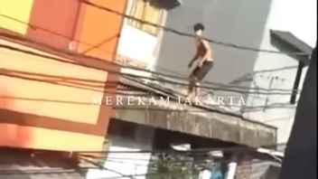 Viral Man In Palmerah Climbs To The Top Of Tile Accused Of Thief, Police: He Is Mentally Retarded