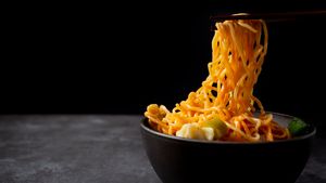 Sering Makan Mi Instan? Ini 7 Risiko yang Mengintai Tubuh