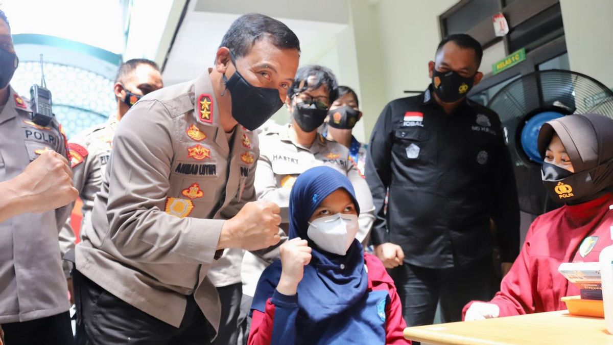 Le Chef De La Police De Jateng Doit être Amical Lorsqu’il Persuade Les Enfants De L’école Primaire De Suivre La Vaccination Gratuite