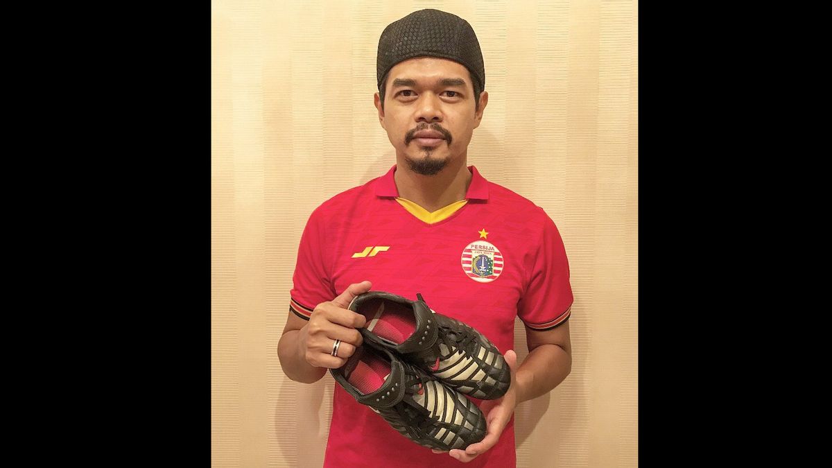 Bambang Pamungkas鞋子参加了针对Corona的一次心脏拍卖计划